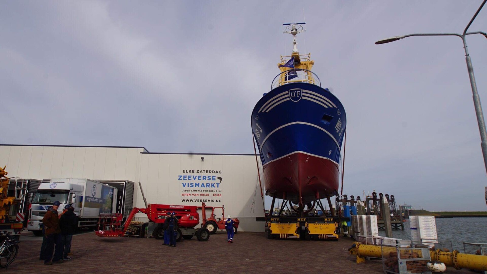 In beeld gloednieuwe Ierse viskotter te water gelaten in Den Oever