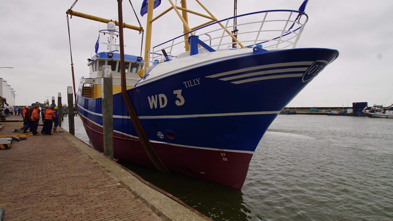 In beeld gloednieuwe Ierse viskotter te water gelaten in Den Oever
