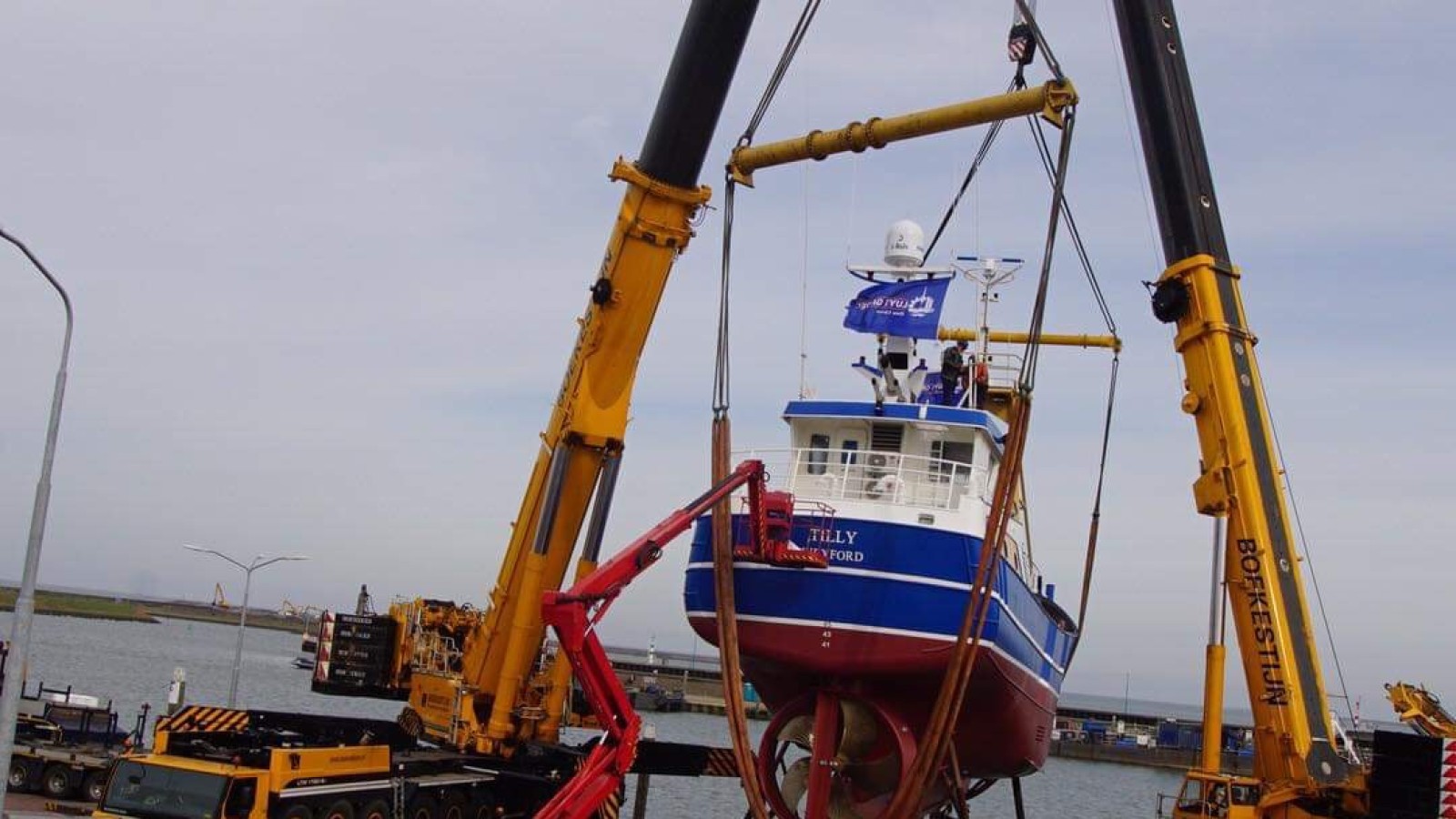 In beeld gloednieuwe Ierse viskotter te water gelaten in Den Oever