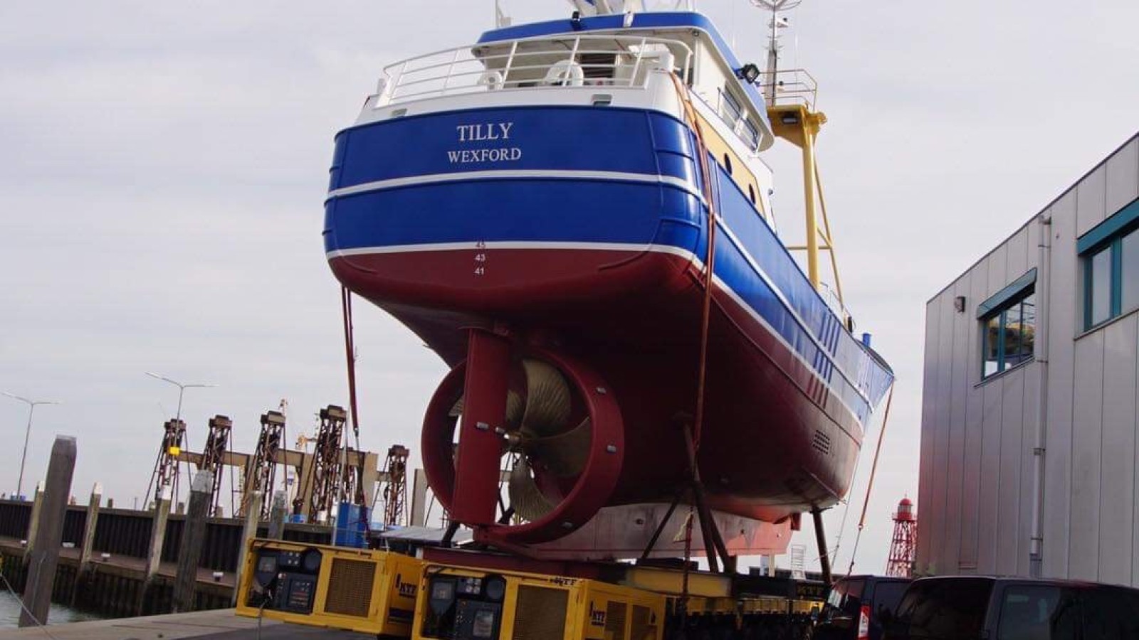 In beeld gloednieuwe Ierse viskotter te water gelaten in Den Oever