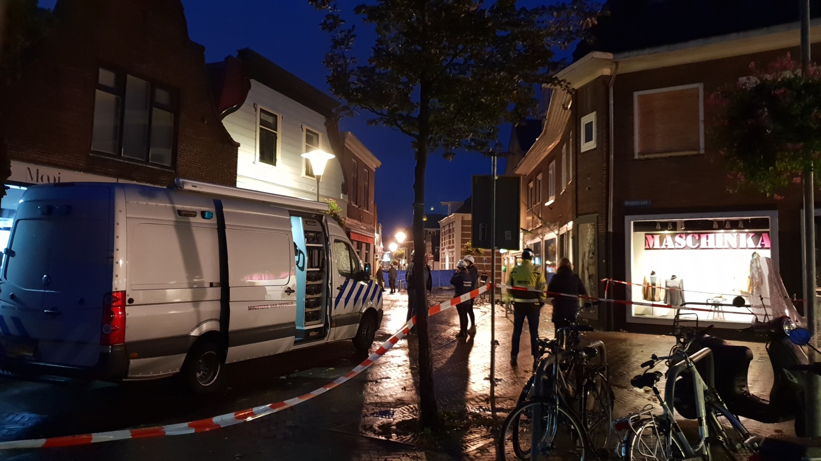 Ravage na plofkraak in Ouderkerk aan de Amstel