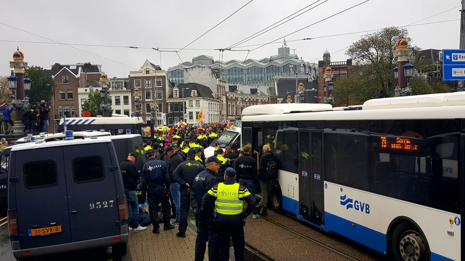 Politie pakt 130 milieuactivisten op bij blokkade Blauwbrug in Amsterdam