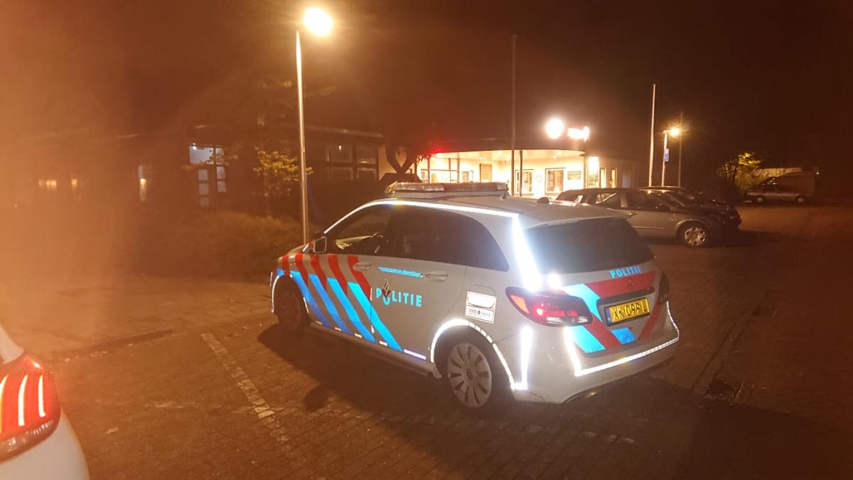Duo aangehouden na bedreiging met mes in woning De Cocksdorp