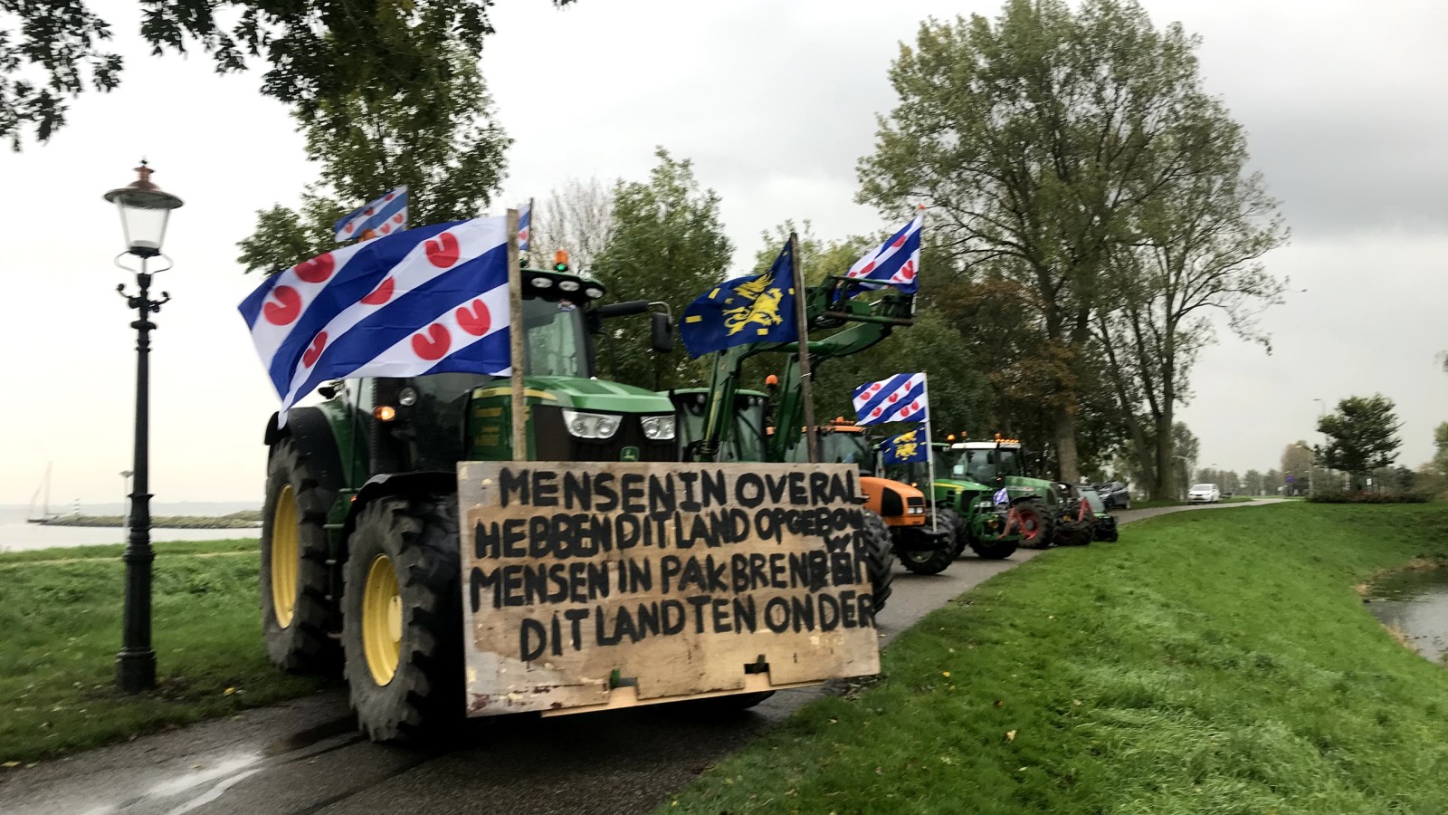 Boeren Hijsen Friese Vlag Bij Kasteel Medemblik: Vandaag Zijn We Friesland West