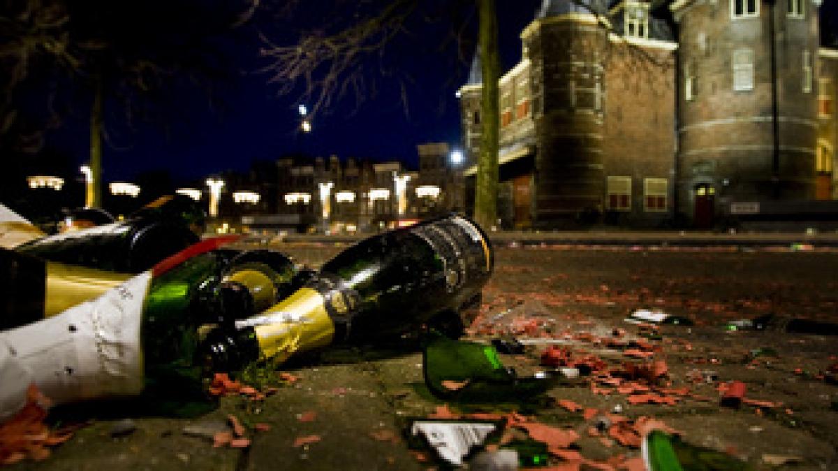 Brandweer in Alkmaarse wijk Overdie bekogeld met vuurwerk