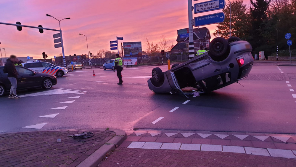 Auto Belandt Op De Kop Na Ongeval Zaandam - NH Nieuws