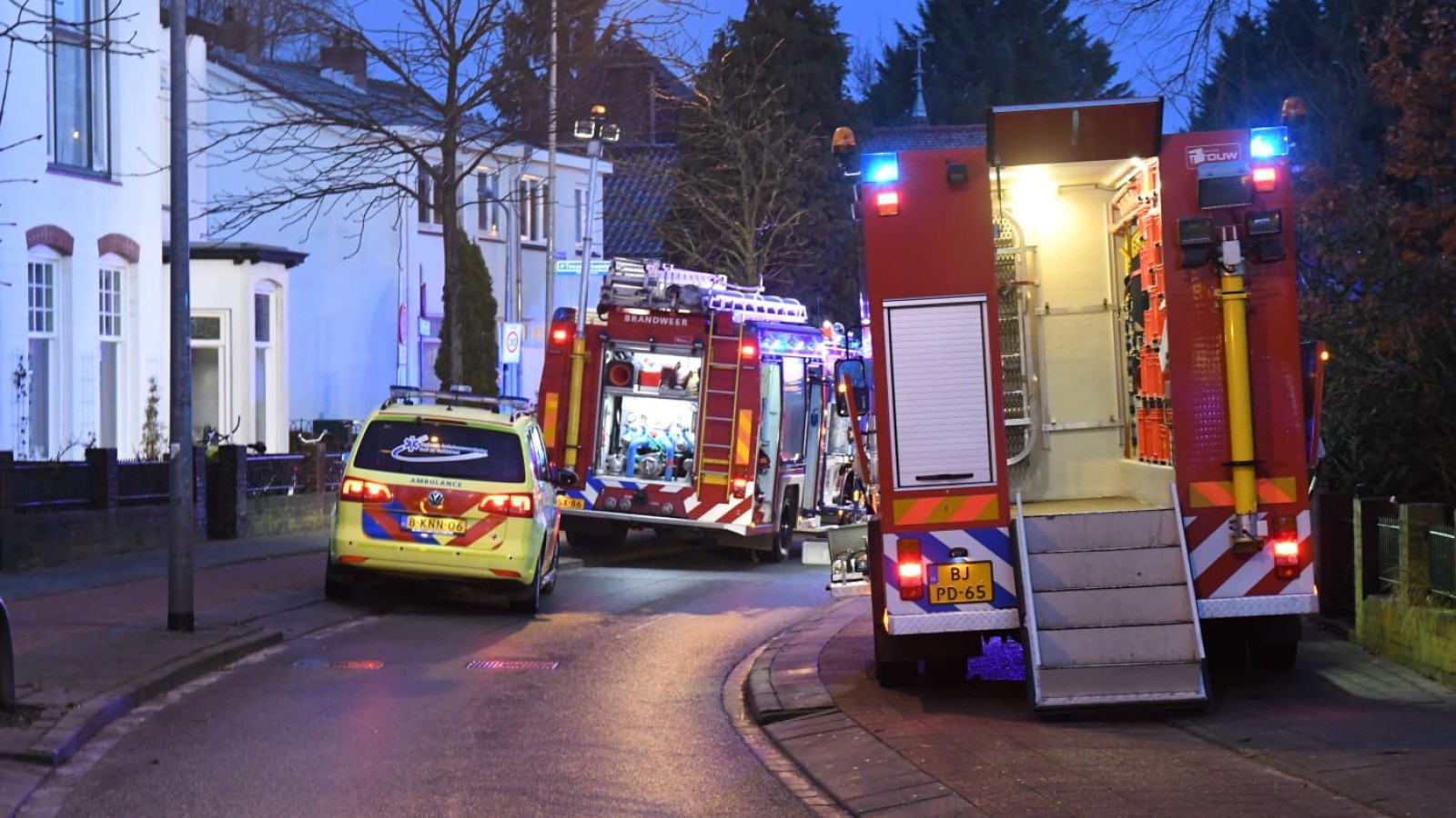 Scooteraar raakt bekneld onder bestelbus na ongeluk in Hilversum