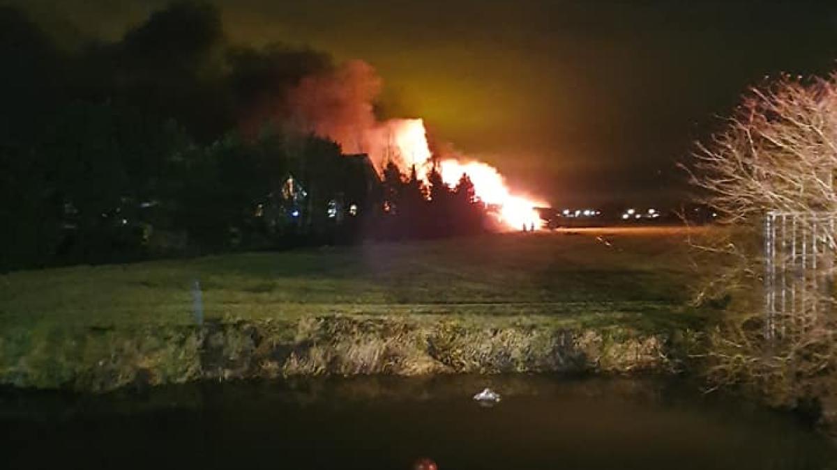 Grote brand in schuur in Lisserbroek: 'Sluit ramen en deuren'