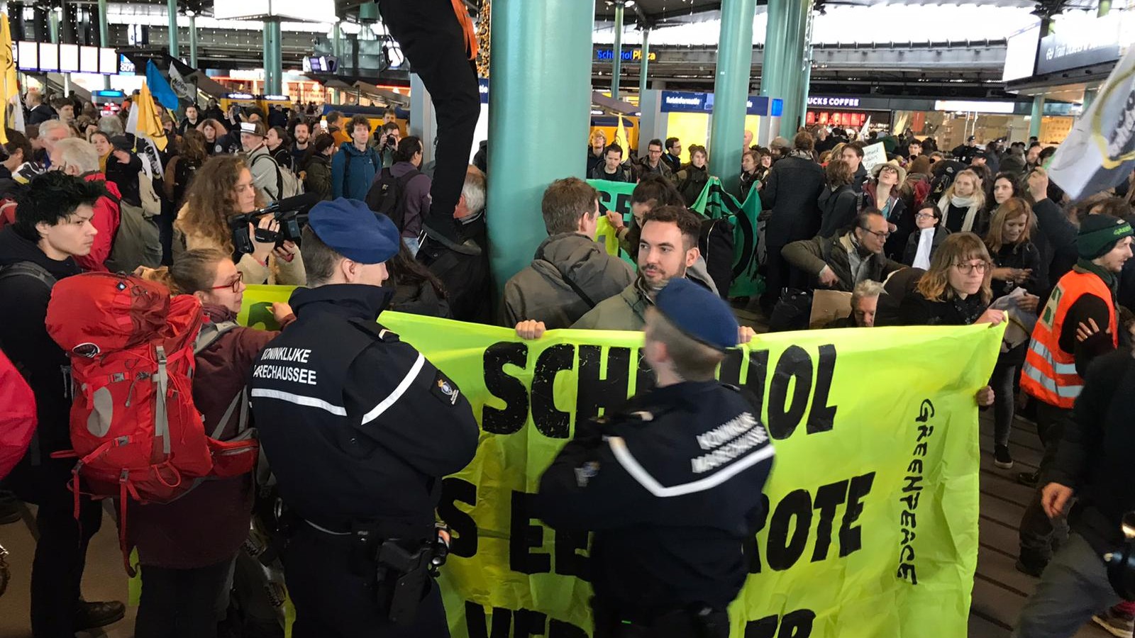 Greenpeace-activisten voeren actie op Schiphol