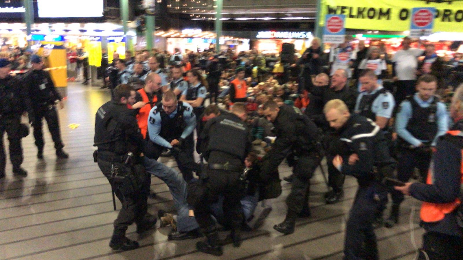 Activisten Schiphol Plaza weigeren te vertrekken, Marechaussee schaalt op