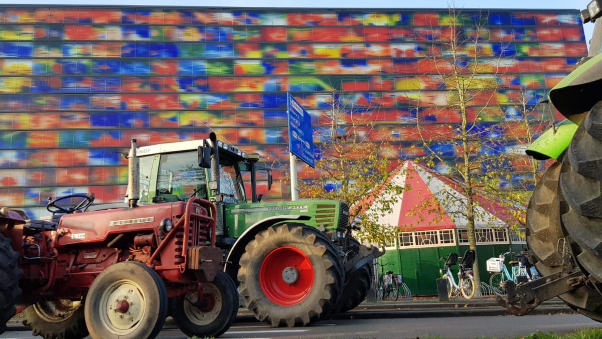Gooise boeren brengen kerstgroet: optocht van verlichte trekkers twee avonden door de regio