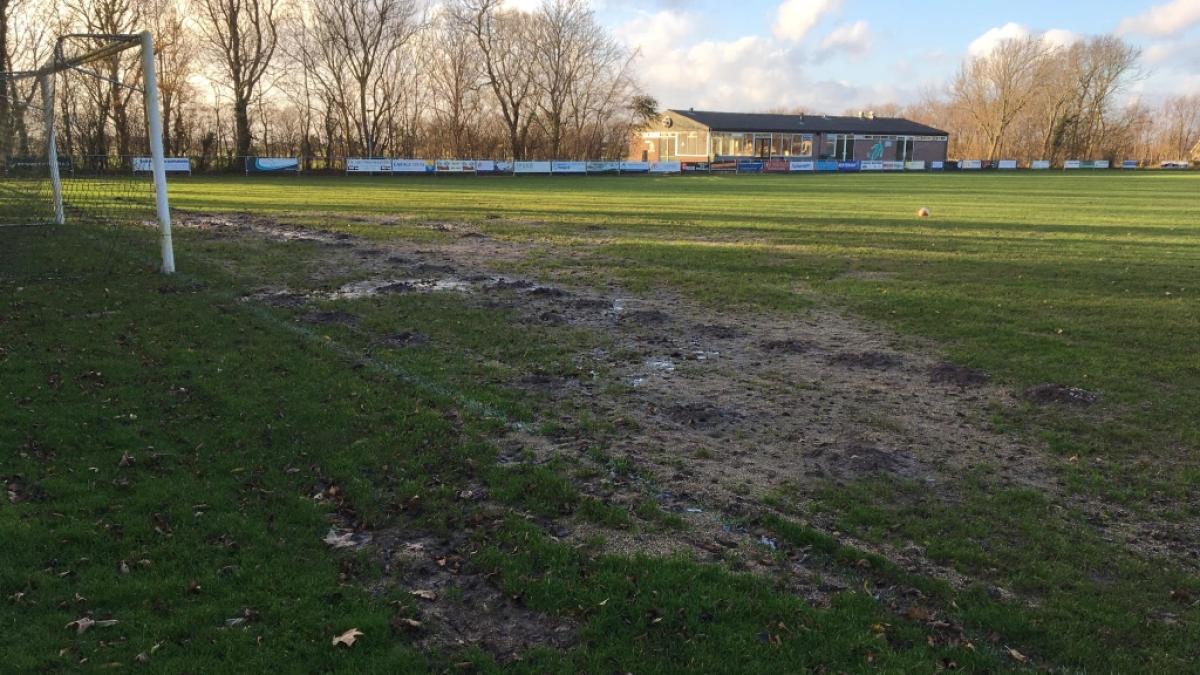 Grote kopzorgen bij voetbalclub Oosterend door staat van het hoofdveld