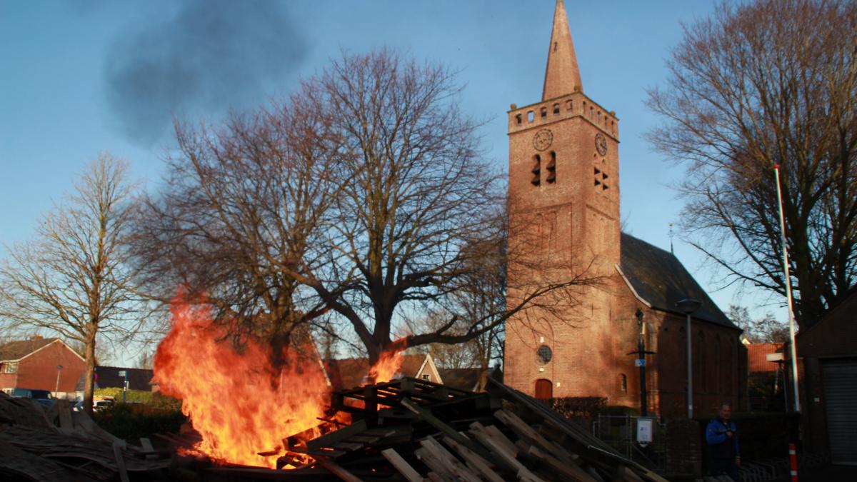 Geen vreugdevuur, maar Opperdoes viert oudjaarsdag met barbecue en live-muziek