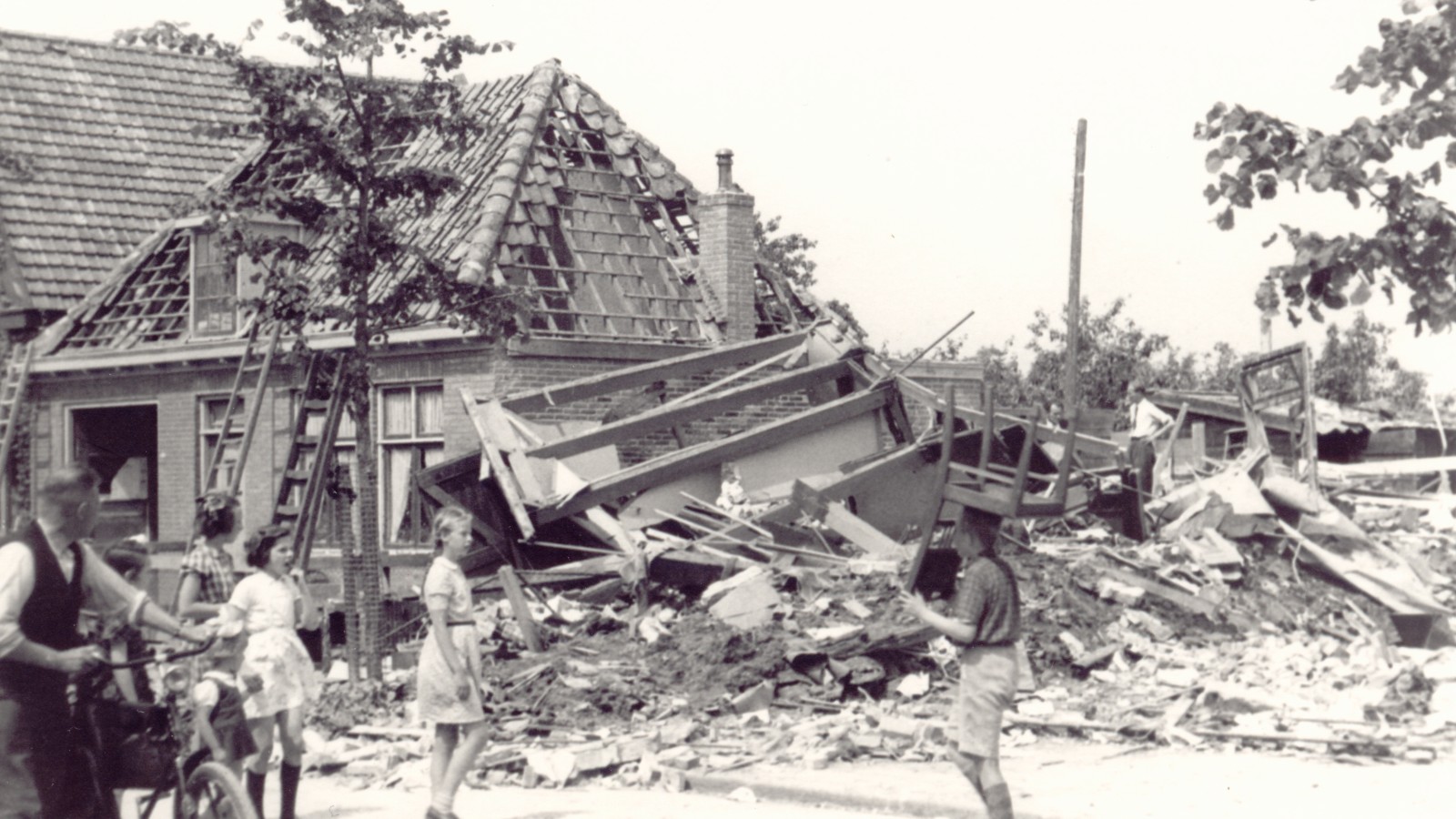 Vliegtuigcrash 1944 op de Drieboomlaan In Hoorn