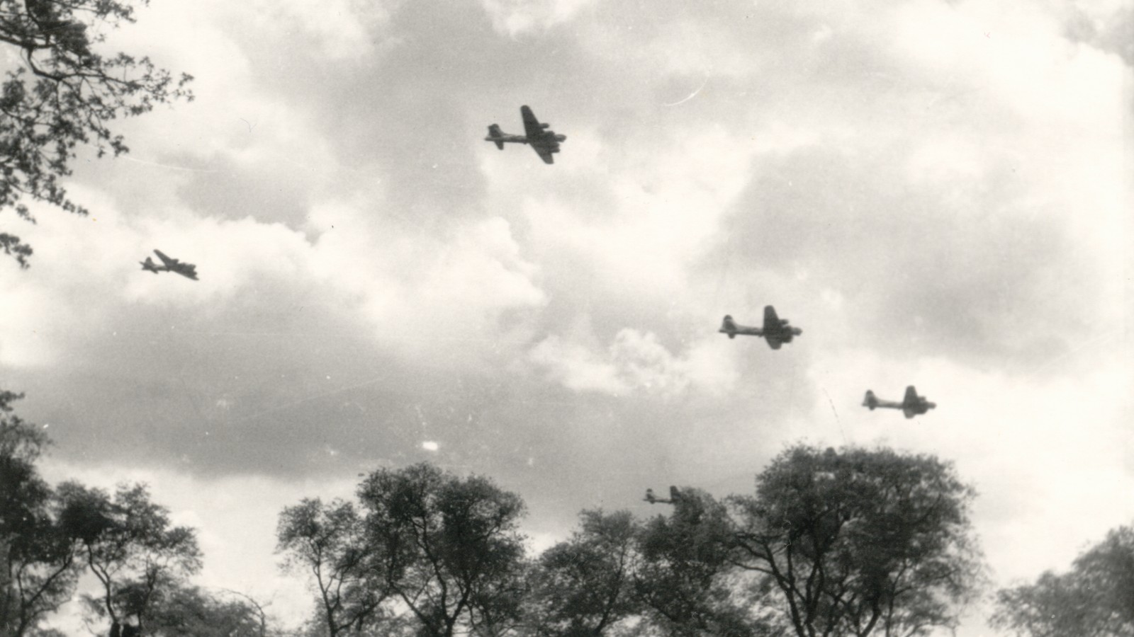 Honderden bommenwerpers vliegen naar Duitsland 1944 Hoorn