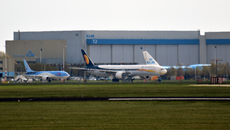 De Jet Airways-Boeing 777 aan de ketting op Schiphol-Oost