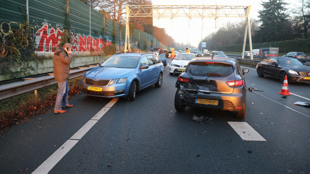 Ongeluk met zes auto's op A1 bij Laren