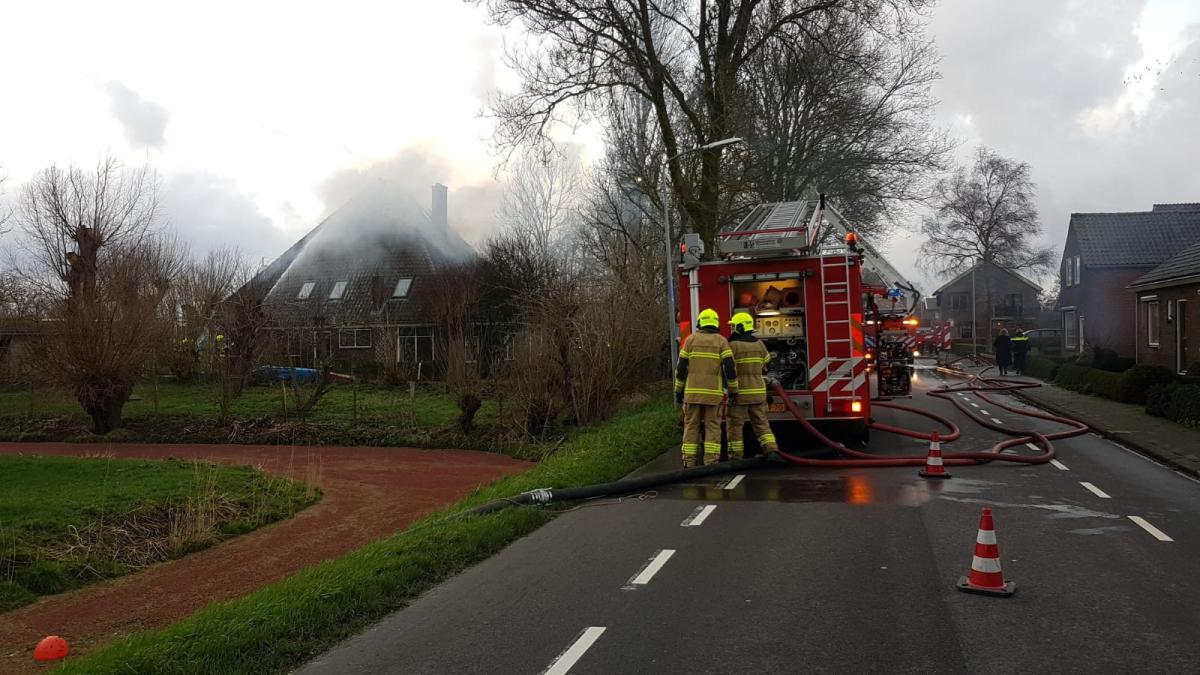 Brand in woning Avenhorn: bewoners en buren geëvacueerd