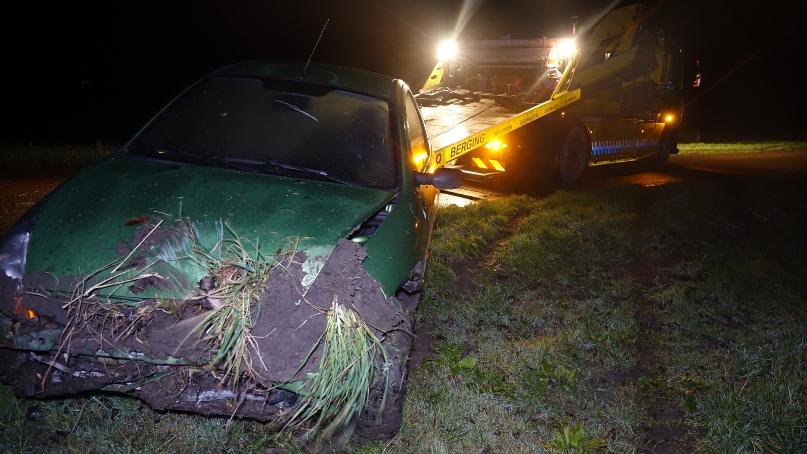 Auto rijdt greppel slootdorp in 