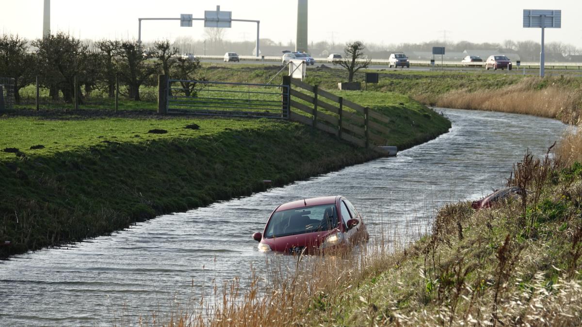 Auto te water langs N307 in Westwoud