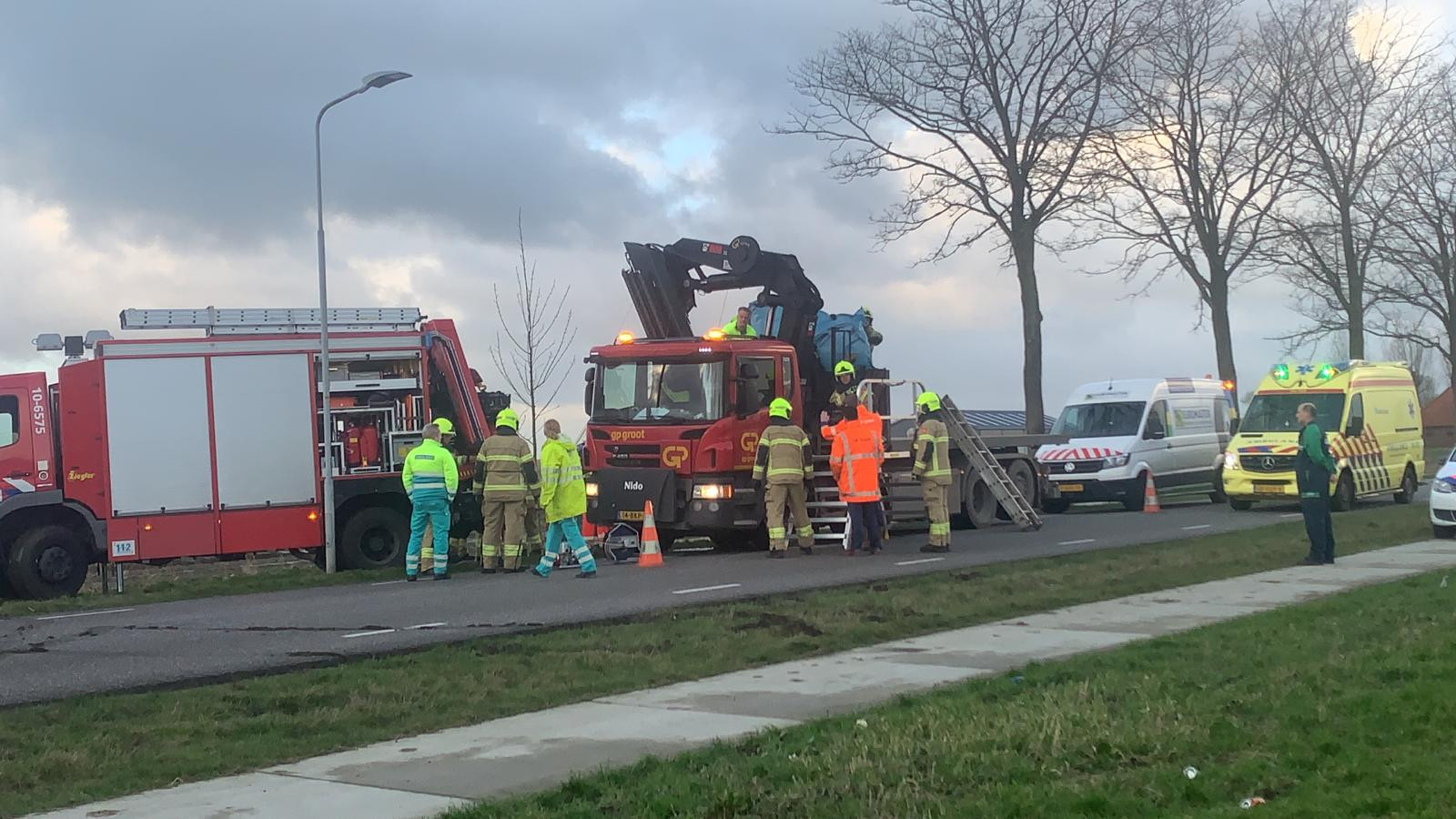 Beknelde chauffeur bevrijd na ongeluk met kraanwagen
