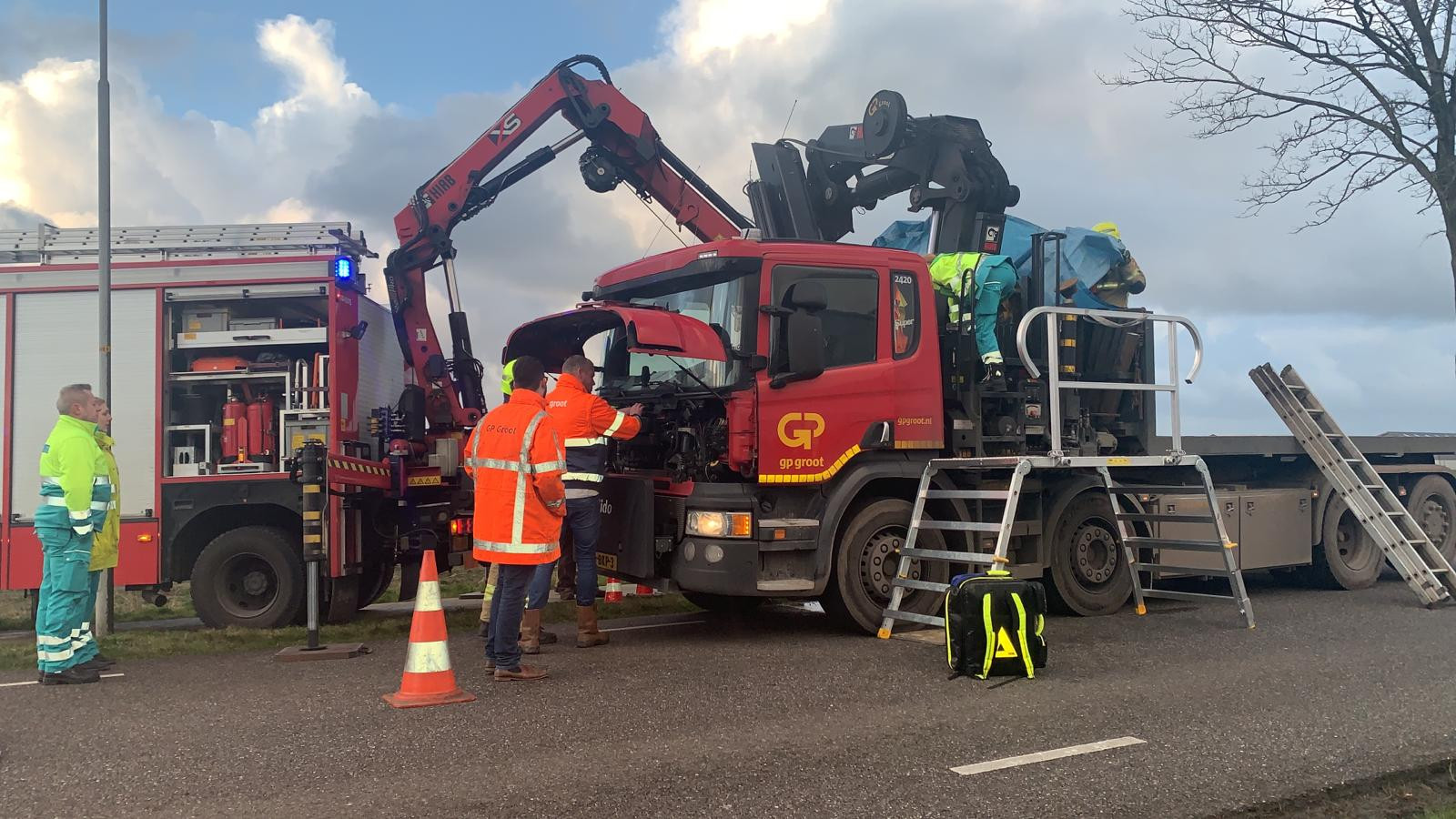 Beknelde chauffeur bevrijd na ongeluk met kraanwagen