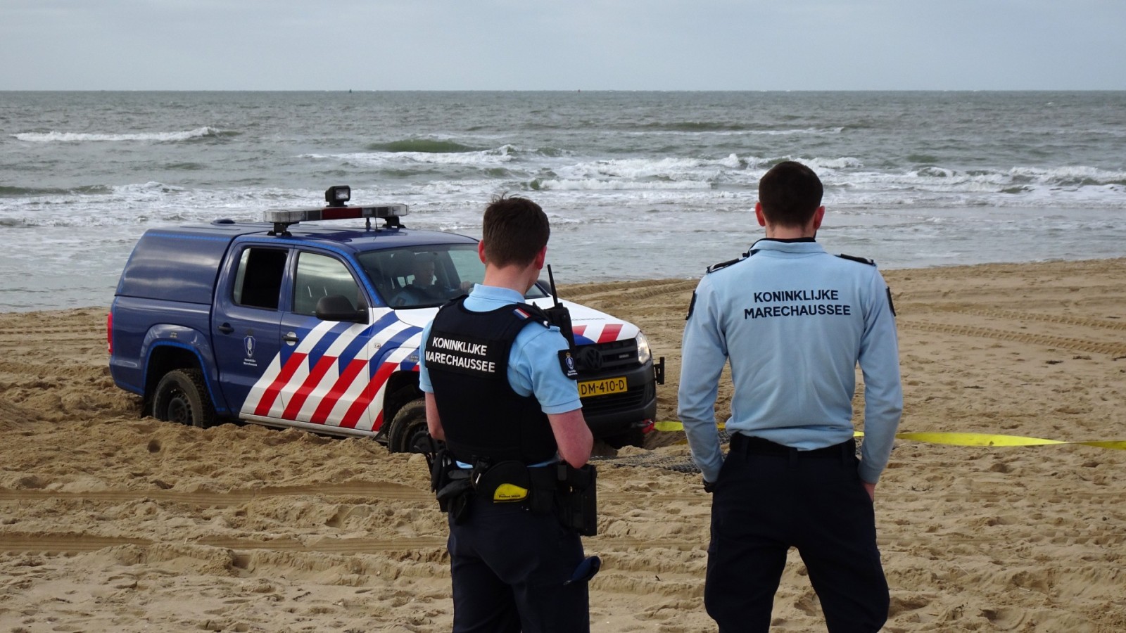 KNRM bevrijdt KMAR uit mul zand strand Huisduinen