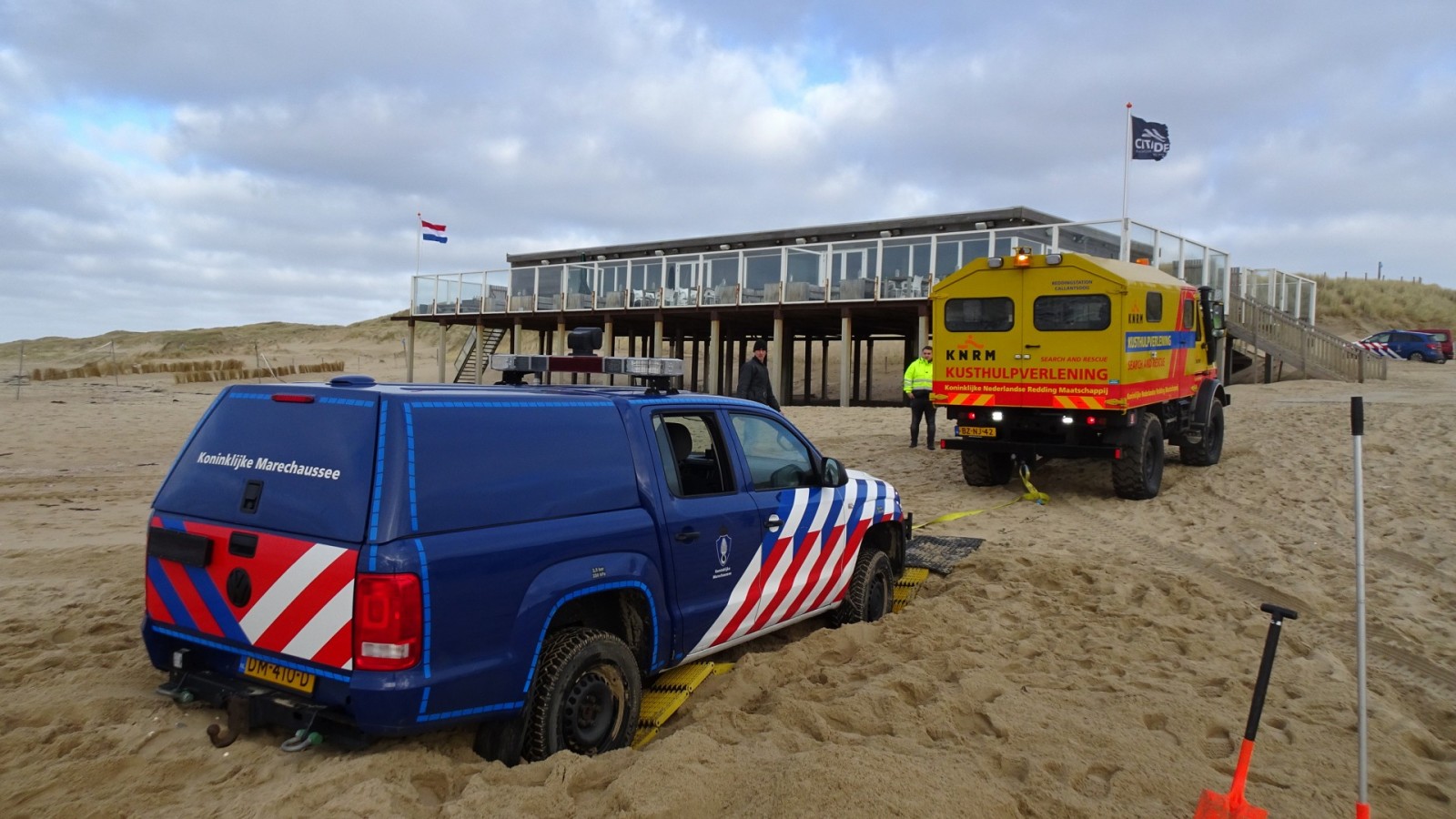 KNRM bevrijdt KMAR uit mul zand strand Huisduinen