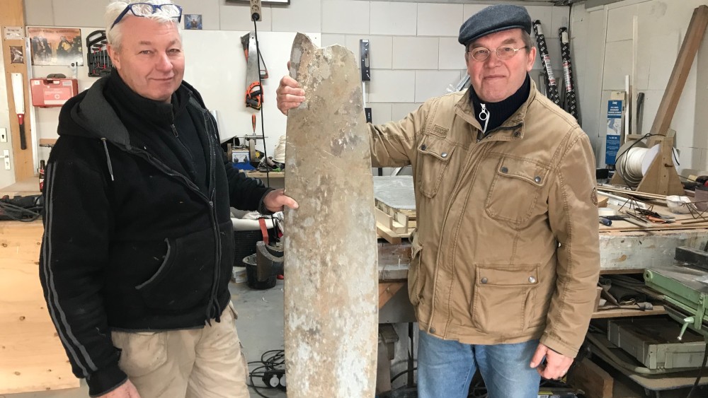 Hans Kroon (l) is de maker van het monument