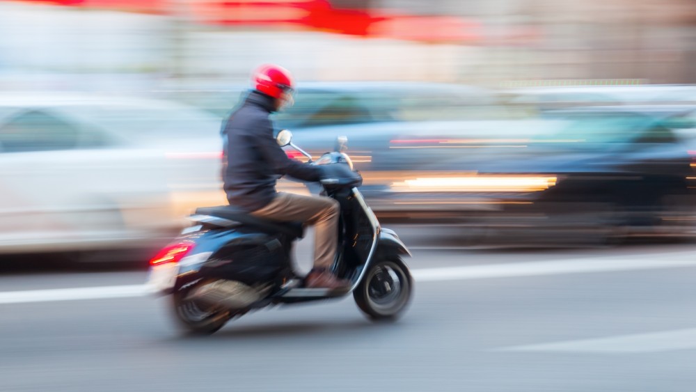 Gemeente gaat met camera's controleren of scooteraars op rijbaan rijden en helm  dragen - NH Nieuws