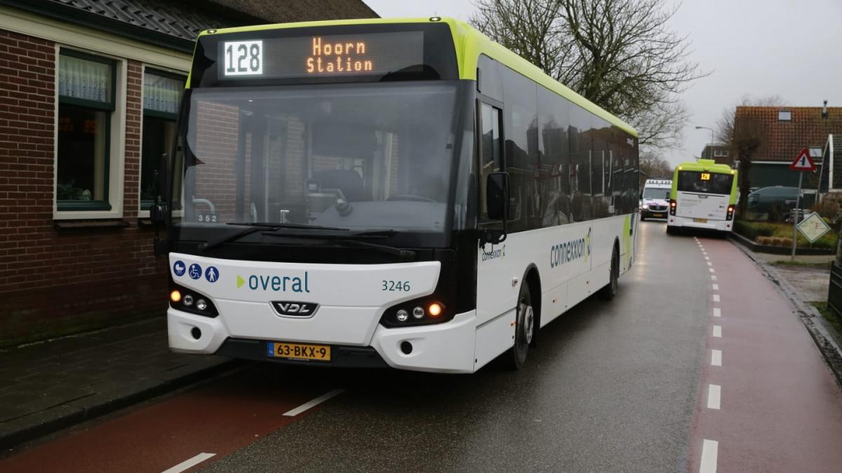 Ernstige aanrijding tussen Connexxion-bus en fietser in Berkhout