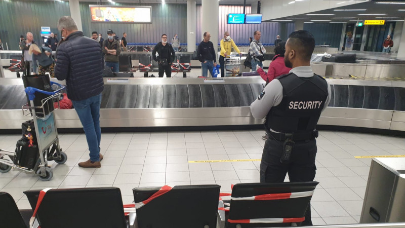 De bagageclaim op Schiphol tijdens de coronacrisis