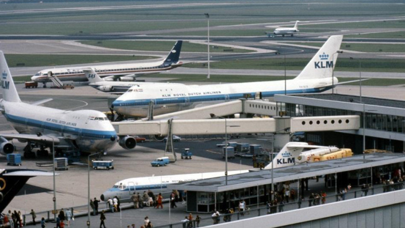 Boeing 747-200's aan de gate op Schiphol