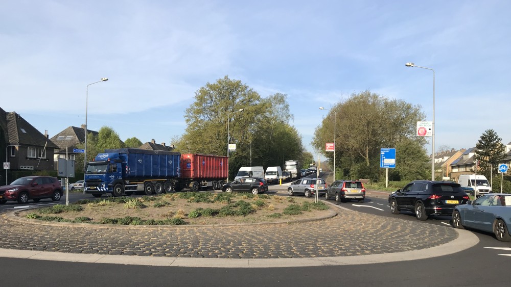 Boze bewoners Johannes Geradtsweg leggen verkeer plat