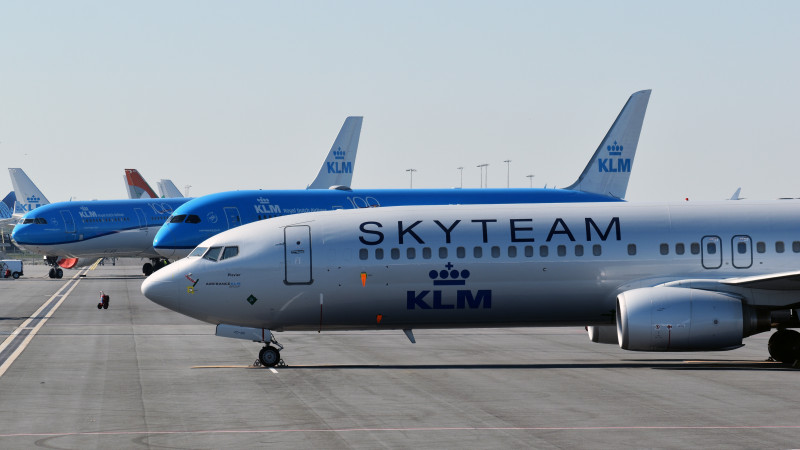 Geparkeerde vliegtuigen van KLM op Schiphol