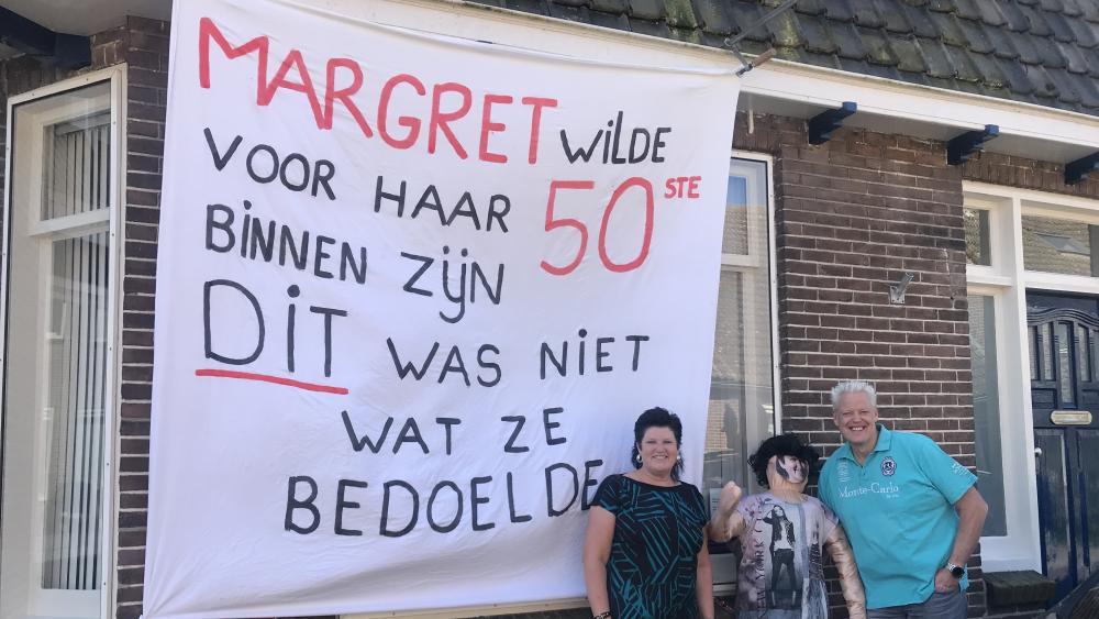 Beoefend Emuleren Giet Jarige Margret verrast met dubbelzinnig spandoek: "Vóór je 50e 'binnen'  zijn" - NH Nieuws