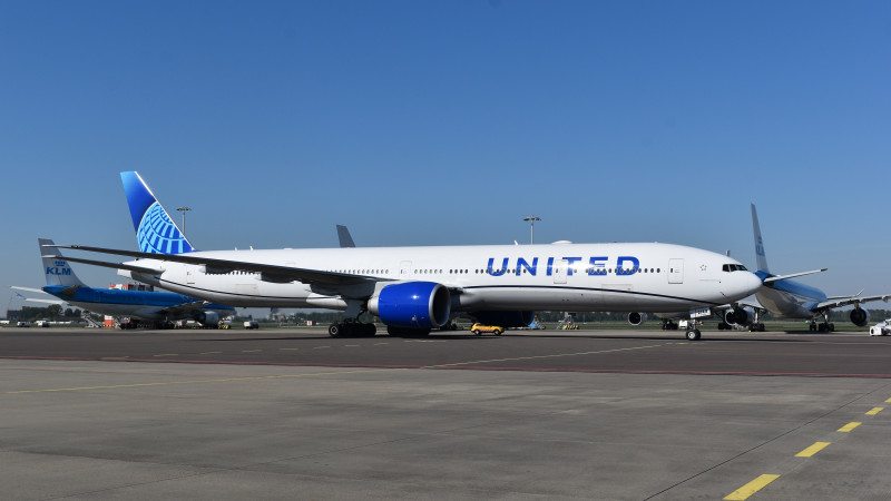 Een United Airlines Boeing 777-300 op Schiphol