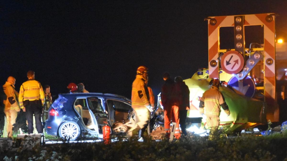 Twee mannen uit Medemblik gewond na botsing tegen pijlwagen op N247 bij Middelie