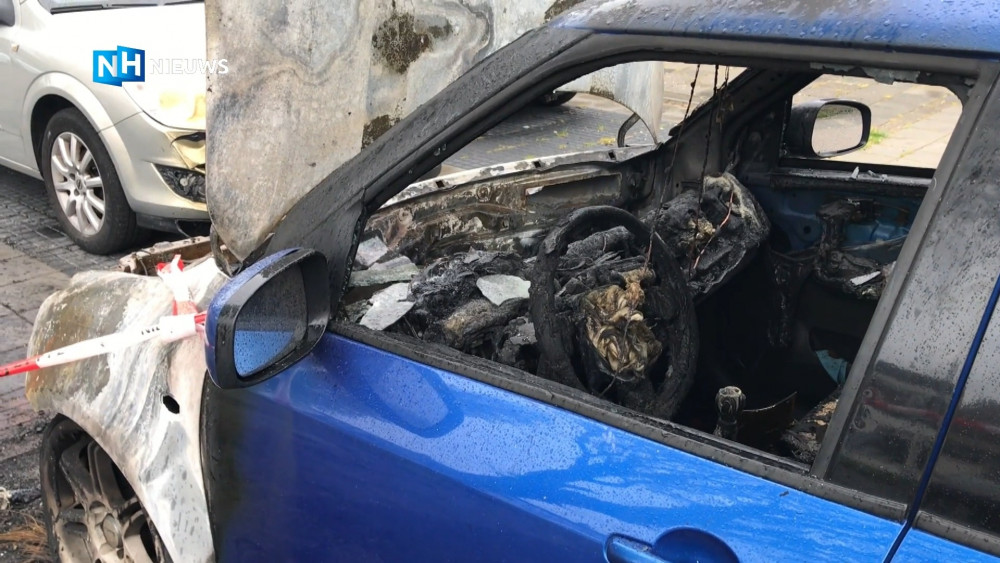 Vier auto's uitgebrand op parkeerterrein in Den Helder, buurt vermoedt