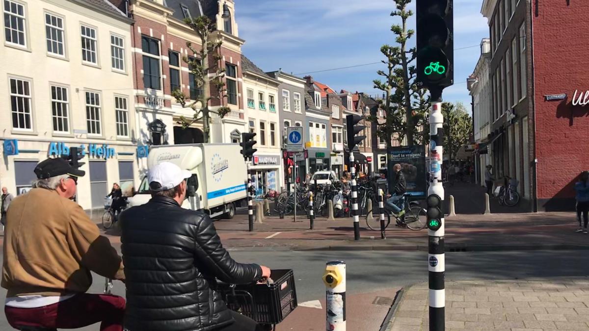 Fietsers lopen in Haarlem grotere kans op bekeuring: handhavers mogen ...
