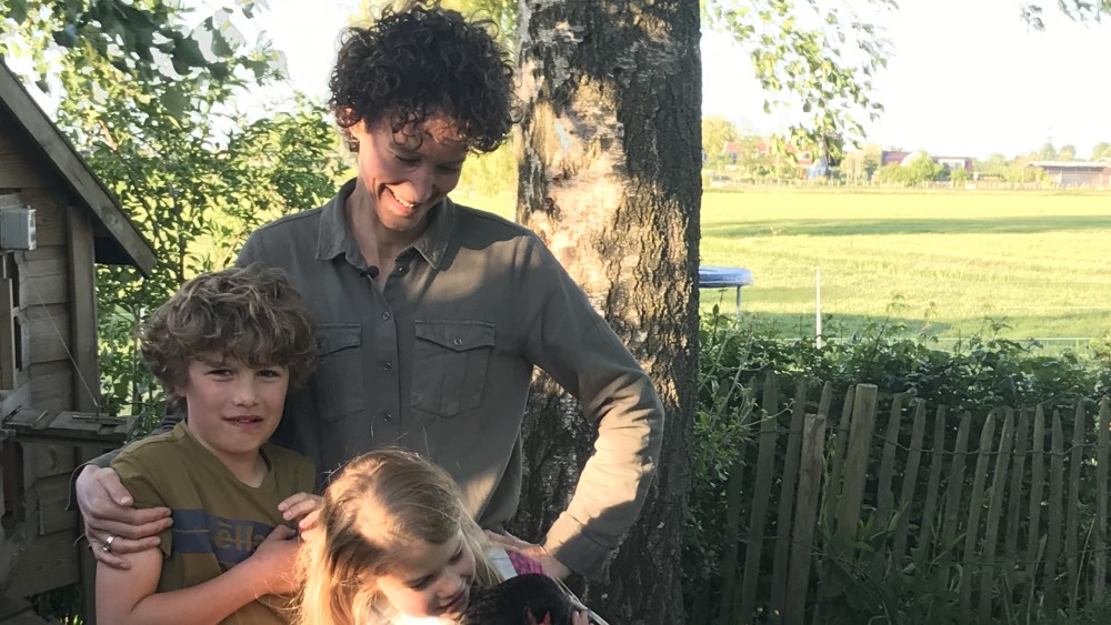 De dochter van Sanne knuffelt graag met de kippen