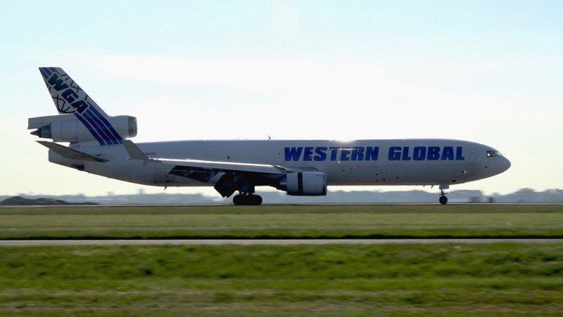Een MD-11 van Western Global Airlines op Schiphol