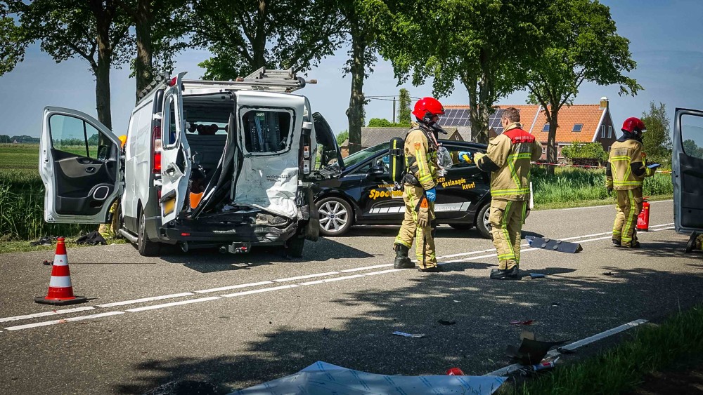 Klusbus Remt Voor Overstekende Eendjes En Veroorzaakt Ongeluk Bij ...