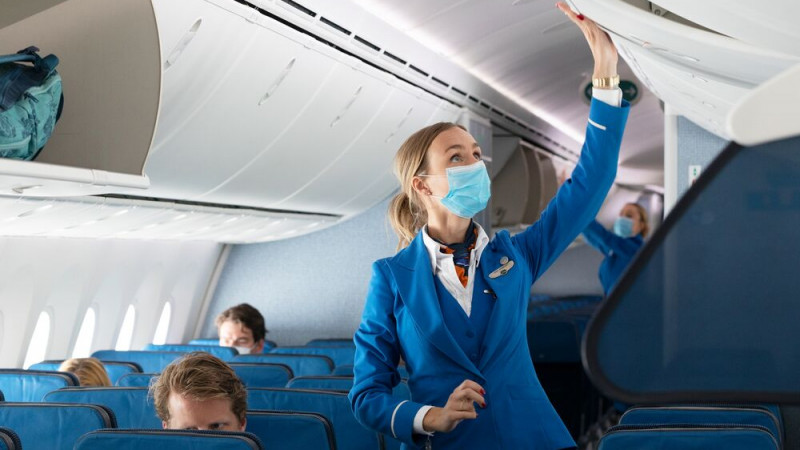 KLM-stewardess met mondkapje