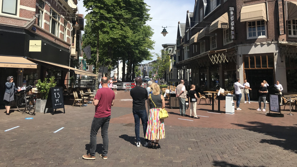 Wachten voor terras Hilversum