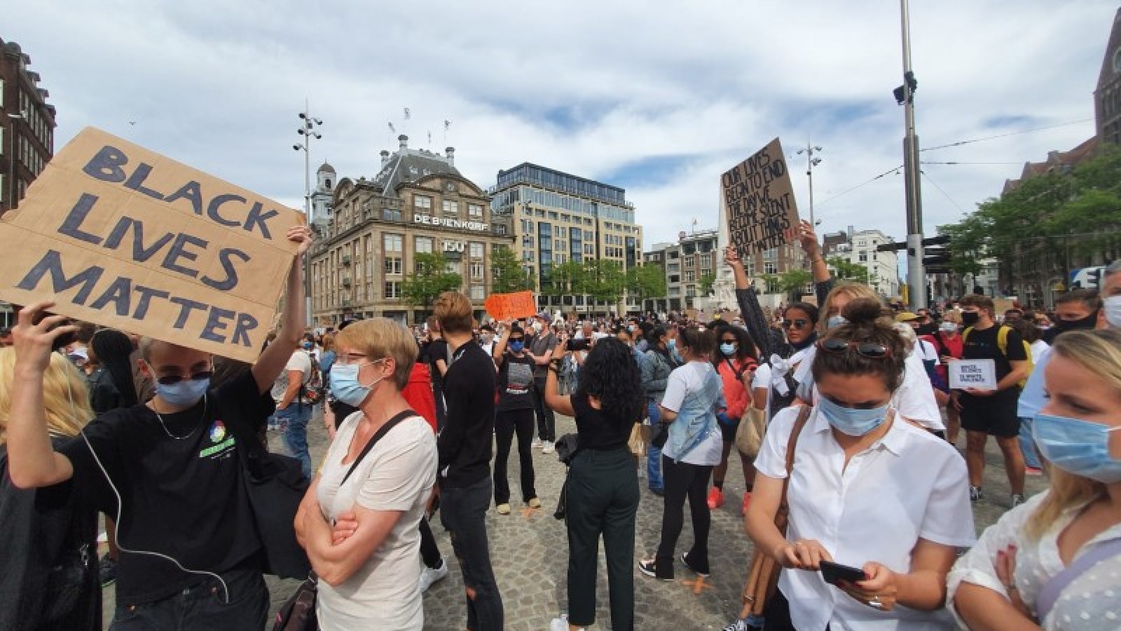 Honderden demonstranten tegen racisme en politiegeweld op de Dam