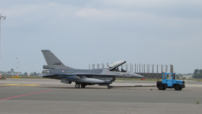 F-16 op Schiphol na 'birdstrike'