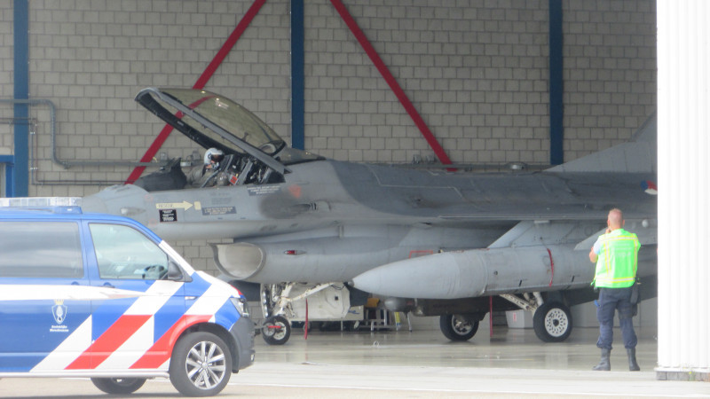 F-16 op Schiphol na 'birdstrike'