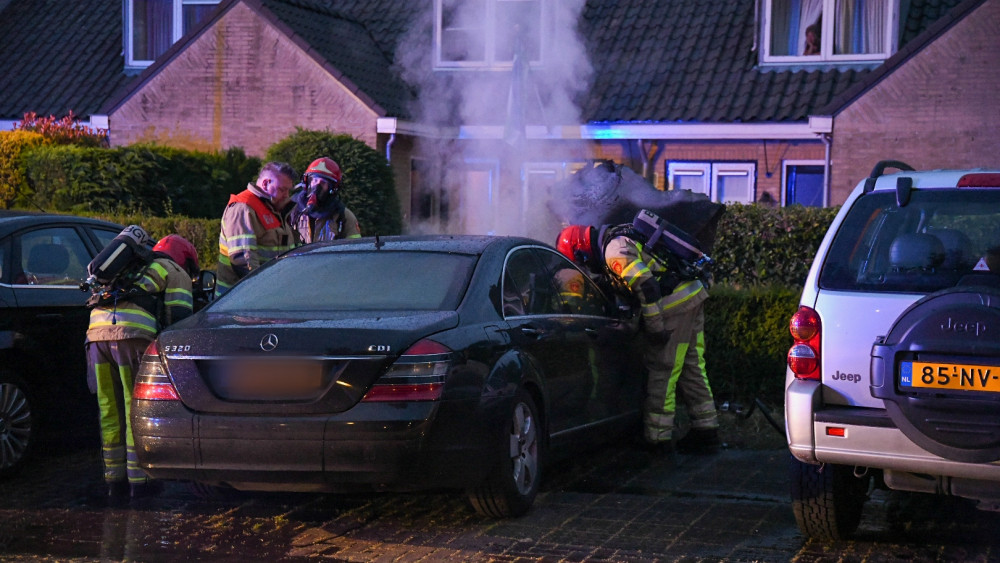 Auto's beschadigd door brand Blaricum