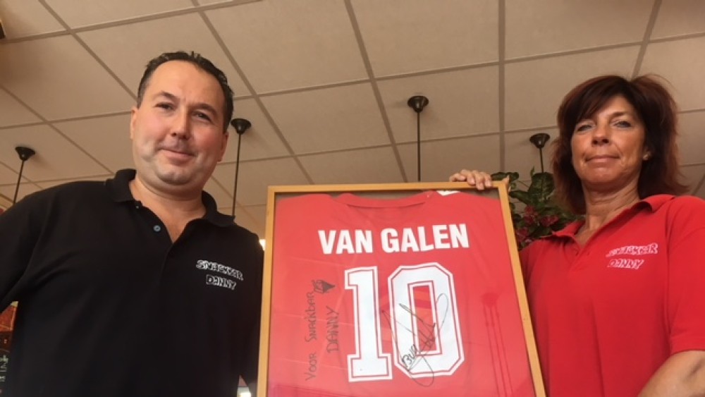 Eigenaars Van Snackbar Danny Trots Op Shirt Van 'vaste Klant' Barry Van ...